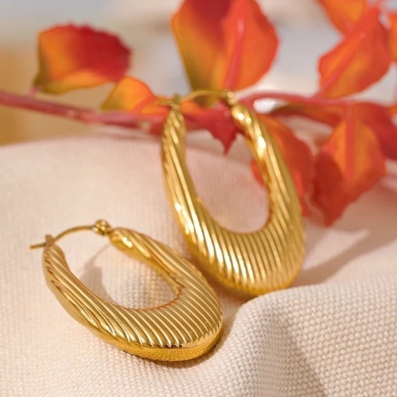 ⭐️ 𝅺NEW Gold Textured Long Oval Hoop Earrings - Picture 5 of 12